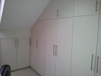 Einbauschrank unter einer Dachschräge