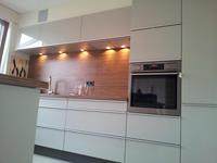 Moderne Einbauküche in Weiß und Holzdekor