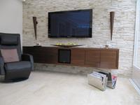 Wohnzimmer-Lowboard mit Steinwand