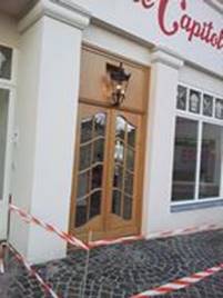 Historische Ladenfront mit Holztür, von der Tischlerei Oganowski gefertigt