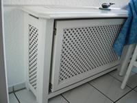 Weißer Heizkörperverkleidungs-Schrank