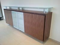 Schwebendes Sideboard mit Glasablage